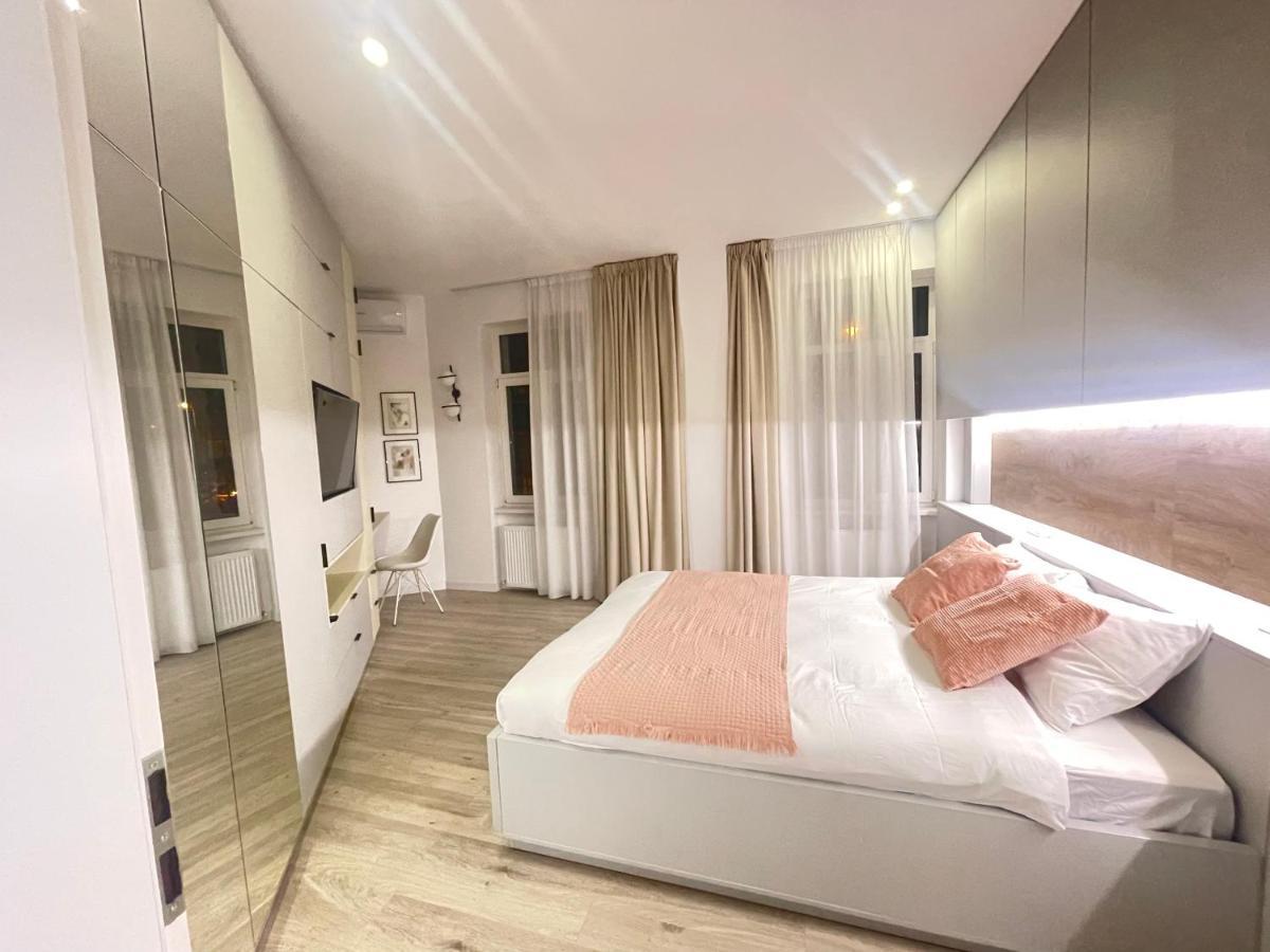 Four Bedroom Apartment, Old Town Bukarest Eksteriør billede